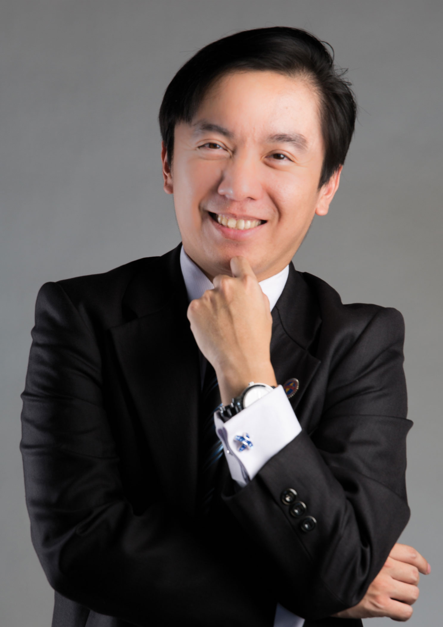 Paul P Shih 施伯欣老師身穿西裝的形象照